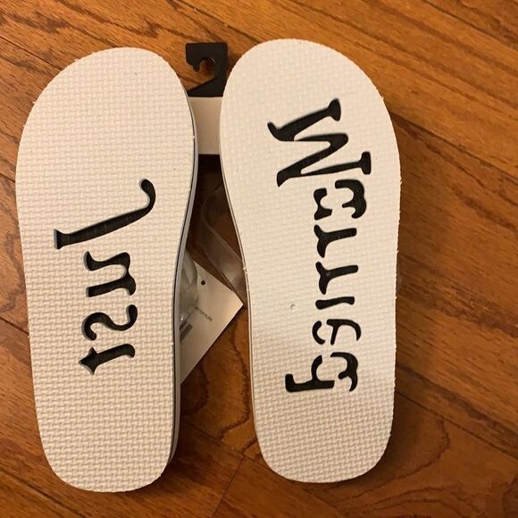 Victoria Lynn “Just married” flip-flops size small 5-6 or size medium 7-8.  NWT - Picture 6 of 8